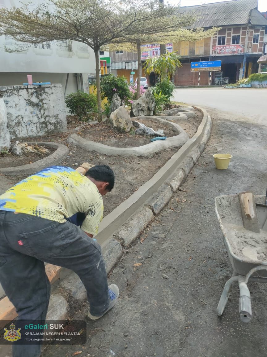 kerja-menaiktaraf-landskap-di-tepi-bangunan-ipc-pasir-puteh-3.jpg