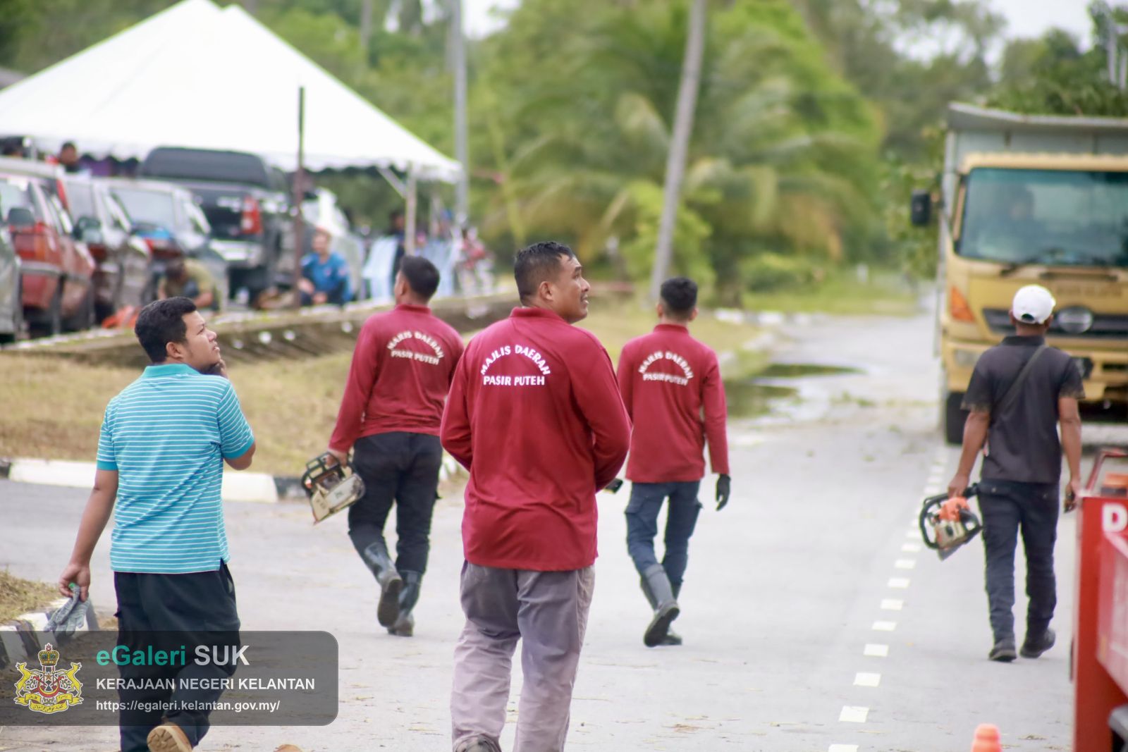 program-penebangan-pokok-usang-di-jalan-pasir-putehtok-bali-yang-melibatkan-pelbagai-agensi-5.JPG