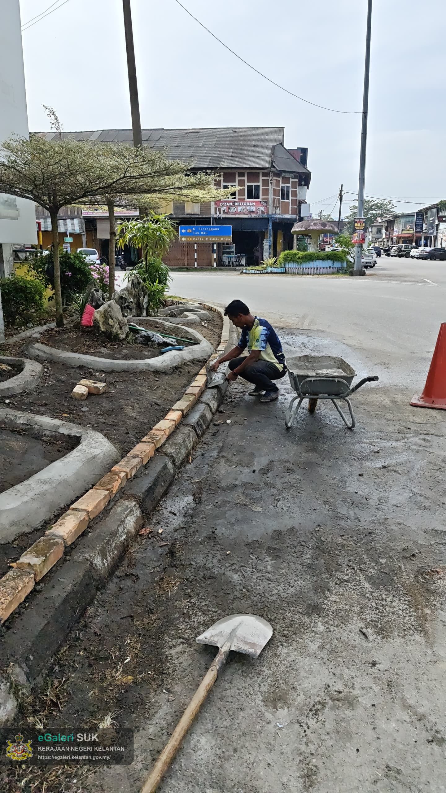 kerja-menaiktaraf-landskap-di-tepi-bangunan-ipc-pasir-puteh-2.jpg