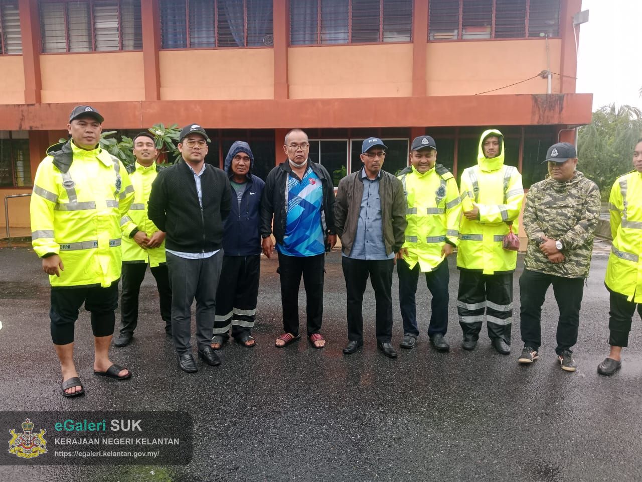 lawatan-tuan-ketua-jajahan-ke-pusat-pemindahan-sementara-pps-semerak-6.jpg