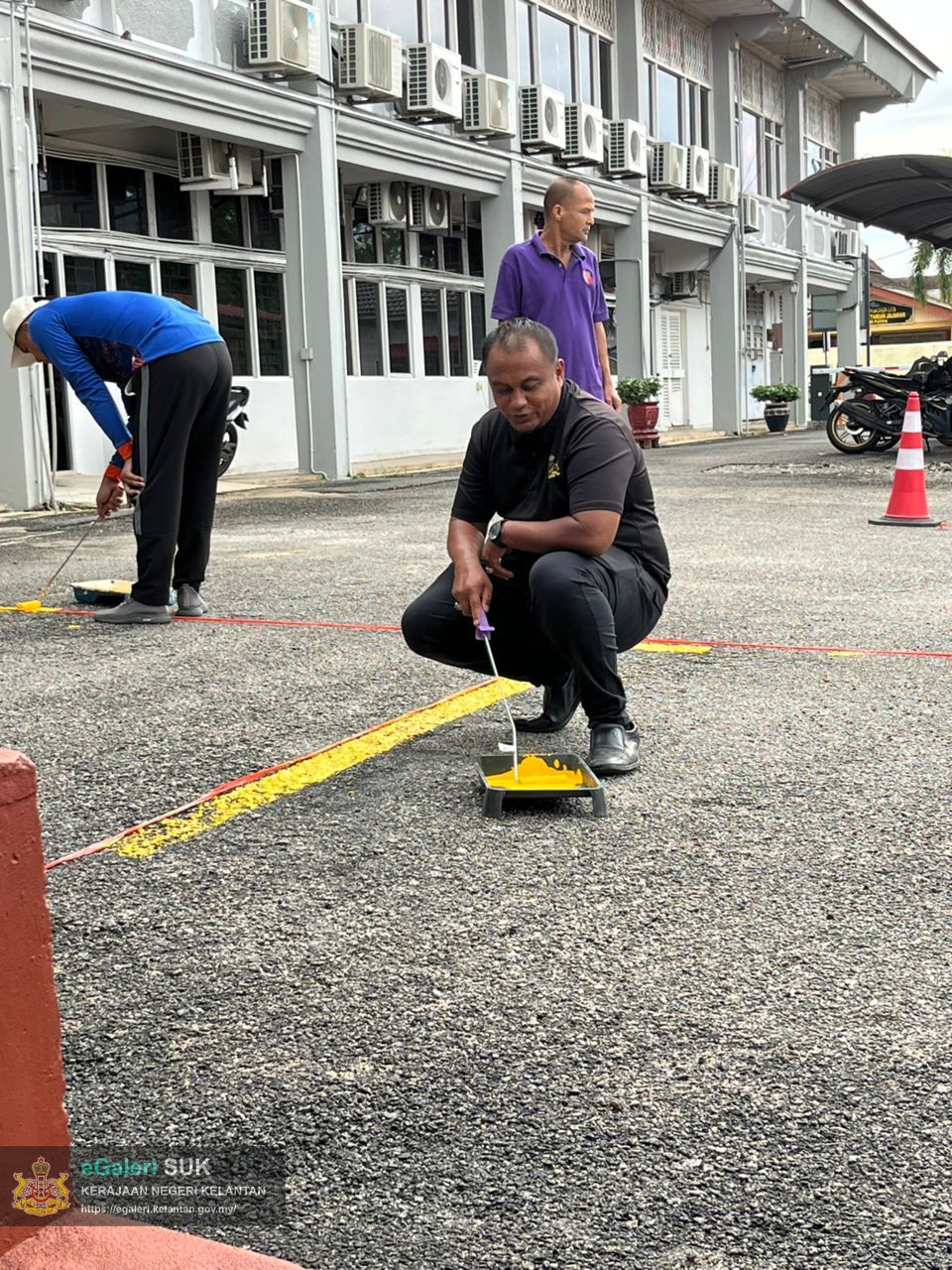 program-gotong-royong-dan-mengecat-petak-parkir-kereta--perkarangan-parkir-ptjpp-1.jpg