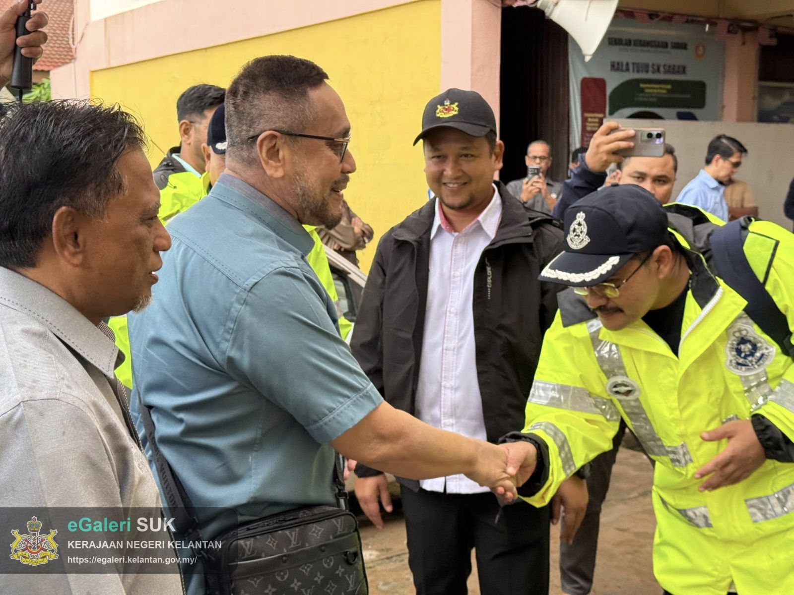 lawatan-ybm-tengku-kaya-perkasa,-dato'-suk-kelantan-ke-pusat-pemindahan-sabak-2.jpg