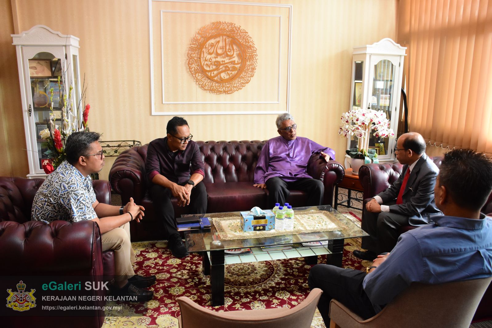 kunjungan-hormat-ke-pejabat-ketua-jajahan-pasir-puteh-oleh-setiausaha-politik-kepada-yb-dato-seri-menteri-ekonomi-3.JPG