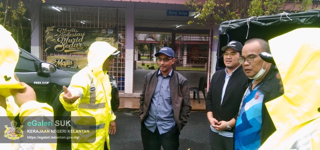 lawatan-tuan-ketua-jajahan-ke-pusat-pemindahan-sementara-pps-semerak-2.jpg