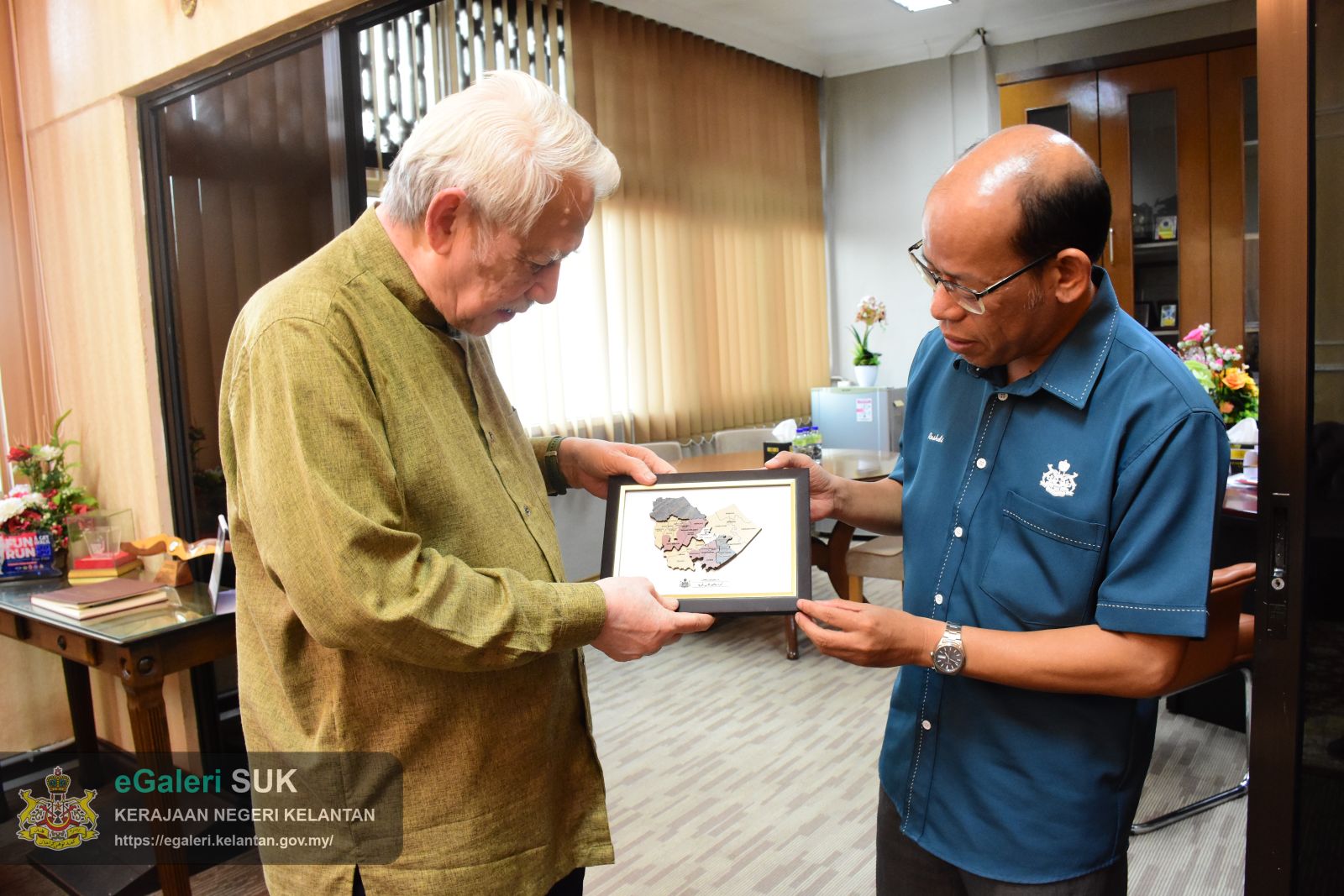 yb-exco-pelancongan-negeri-kelantan-datuk-kamarudin-md-nor-mengadakan-kunjungan-hormat-ke-atas-en-mohd-roshdi-bin-ismail--ketua-jajahan-pasir-puteh-7.JPG