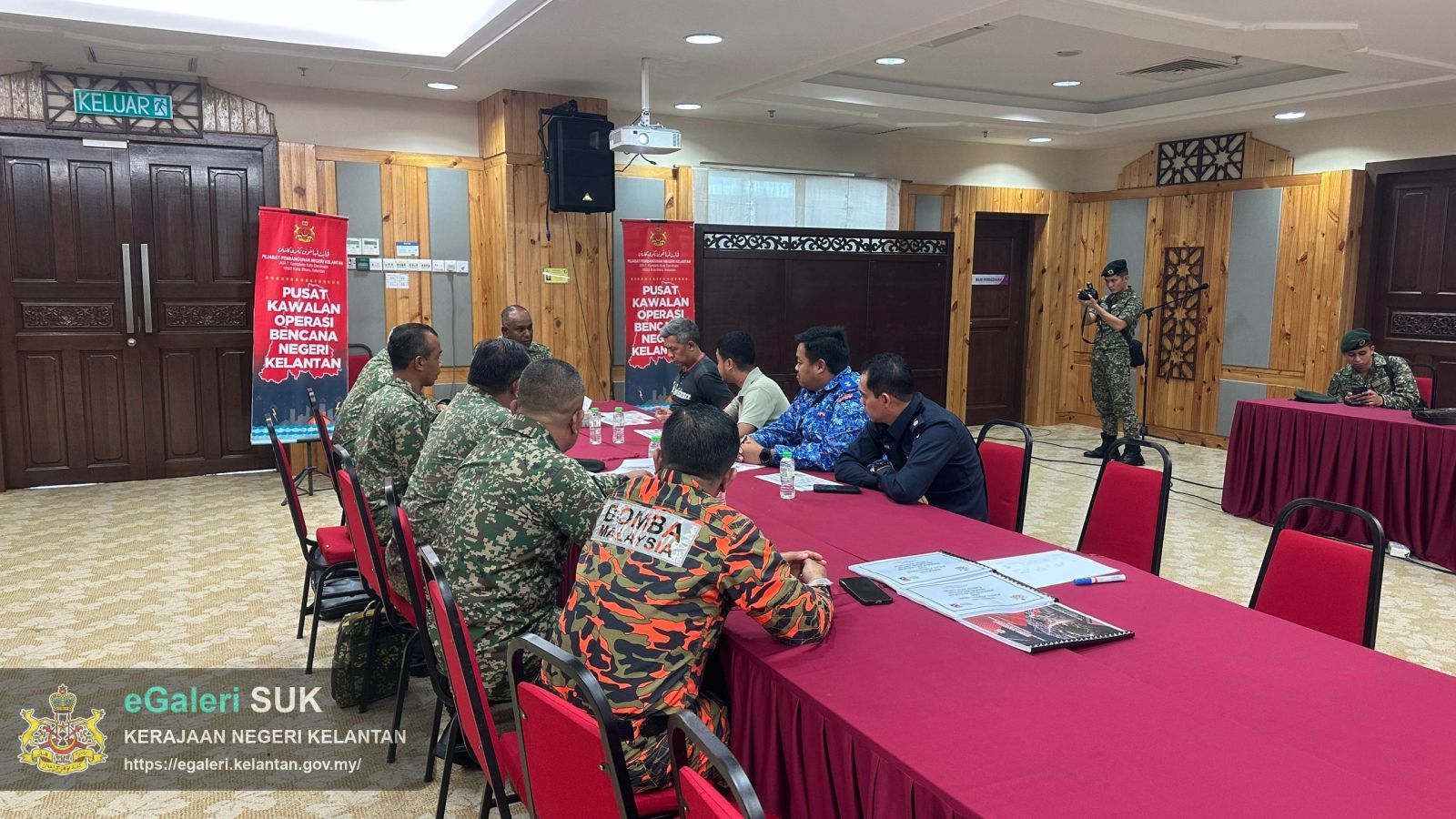 kunjungan-hormat-panglima-2-divisyen-ke-atas-pusat-kawalan-operasi-bencana-negeri-(pkob)-1.jpeg
