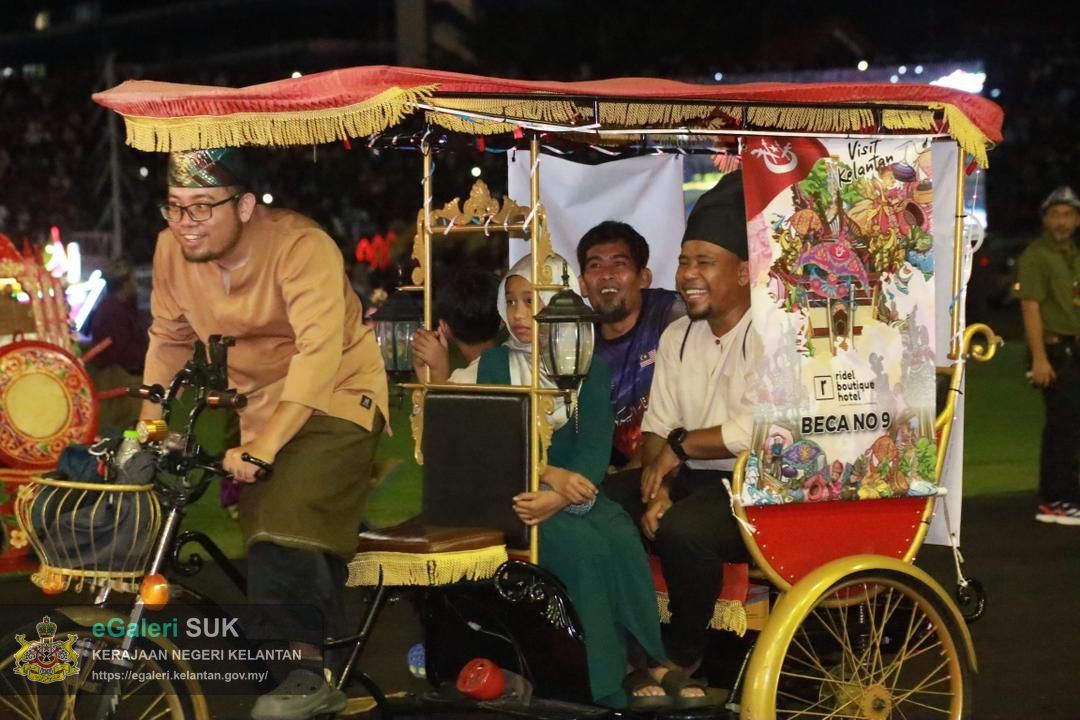 majlis-perarakan-kereta-berhias-pejabat-tanah-dan-jajahan-pasir-puteh-sempena-ulang-tahun-hari-keputeraan-kebawah-duli-yang-maha-mulia-sultan-muhammad-v-yang-ke-56-tahun-2025-12.jpg