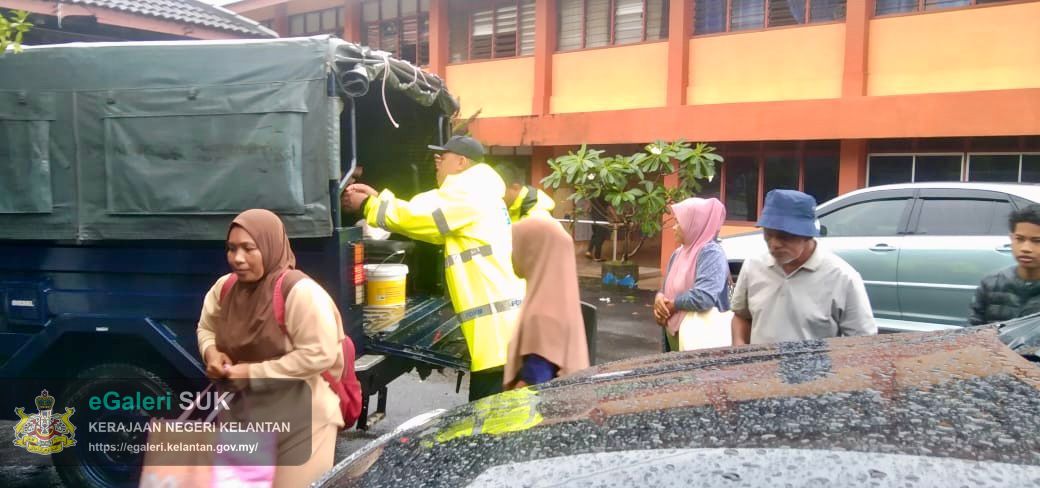 lawatan-tuan-ketua-jajahan-ke-pusat-pemindahan-sementara-pps-semerak-3.jpg