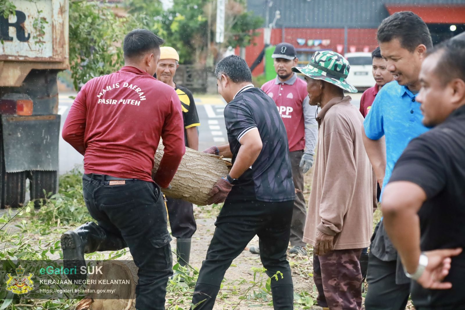 program-penebangan-pokok-usang-di-jalan-pasir-putehtok-bali-yang-melibatkan-pelbagai-agensi-20.JPG