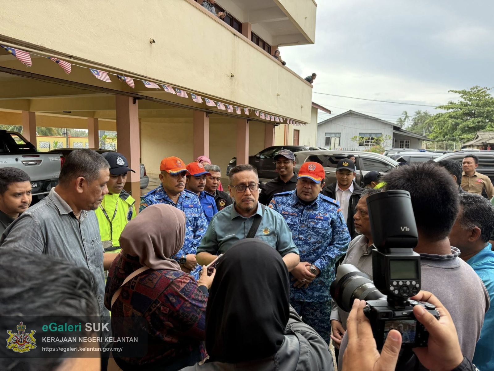 lawatan-ybm-tengku-kaya-perkasa,-dato'-suk-kelantan-ke-pusat-pemindahan-sabak-6.jpg