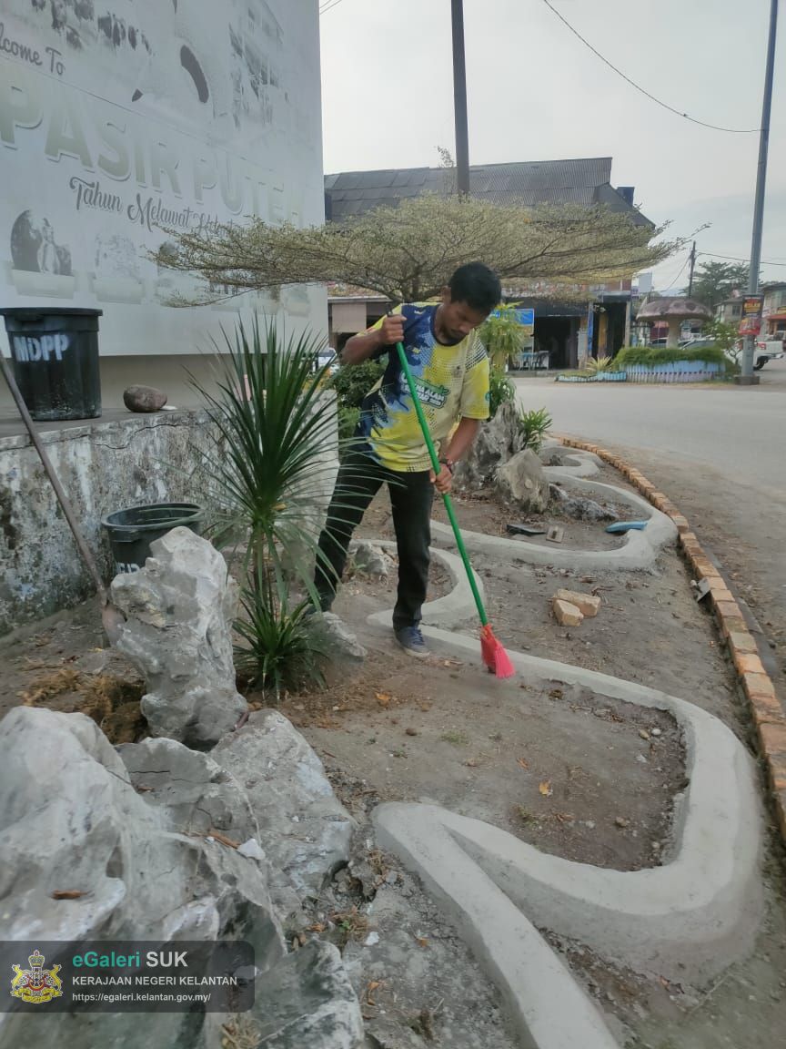 kerja-menaiktaraf-landskap-di-tepi-bangunan-ipc-pasir-puteh-5.jpg