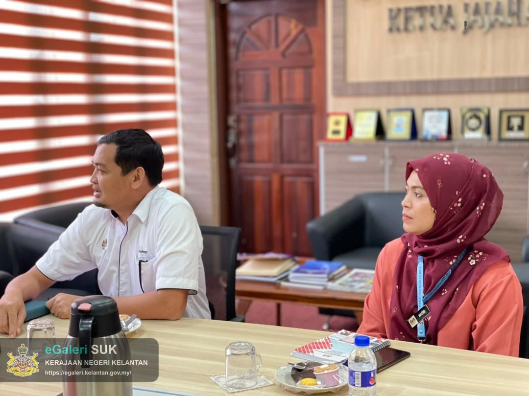sesi-kunjung-hormat-pegawai-pembangunan-zon-gua-musang-dan-lojing,-unit-penyelarasan-pelaksanaan-(icu)-jabatan-perdana-menteri,-negeri-kelantan-ke-atas-yabrs-ketua-jajahan-gua-musang-8.jpg