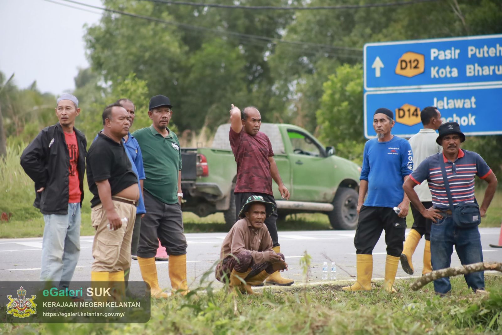 program-penebangan-pokok-usang-di-jalan-pasir-putehtok-bali-yang-melibatkan-pelbagai-agensi-2.JPG