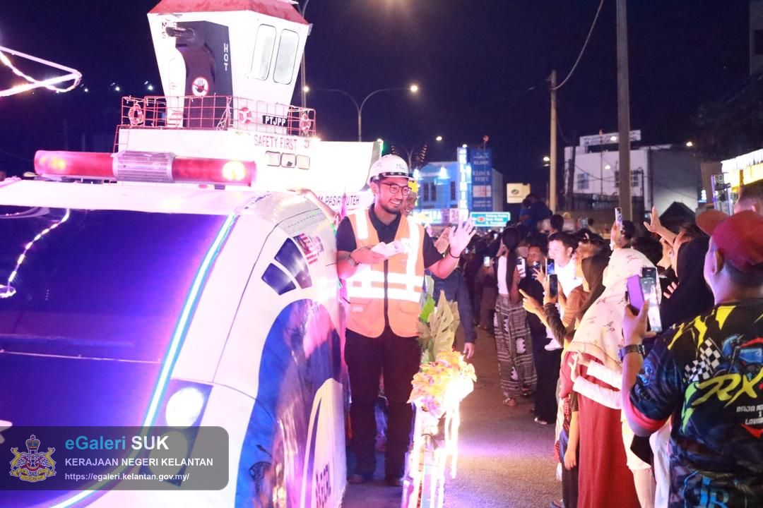 majlis-perarakan-kereta-berhias-pejabat-tanah-dan-jajahan-pasir-puteh-sempena-ulang-tahun-hari-keputeraan-kebawah-duli-yang-maha-mulia-sultan-muhammad-v-yang-ke-56-tahun-2025-37.jpg