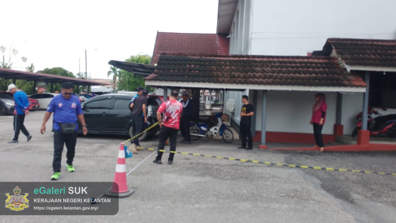 program-gotong-royong-dan-mengecat-petak-parkir-kereta--perkarangan-parkir-ptjpp-8.jpg
