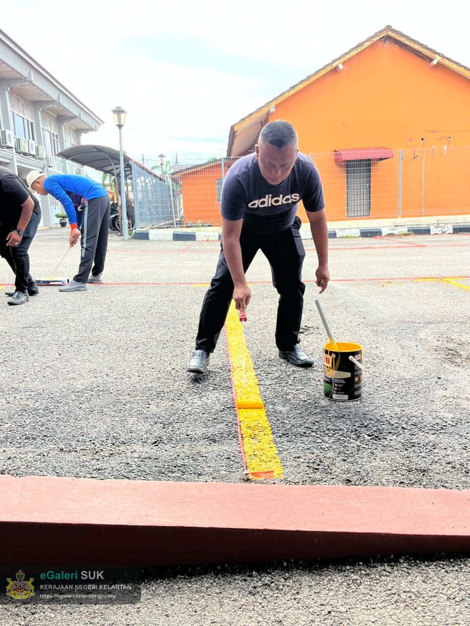 program-gotong-royong-dan-mengecat-petak-parkir-kereta--perkarangan-parkir-ptjpp-3.jpg
