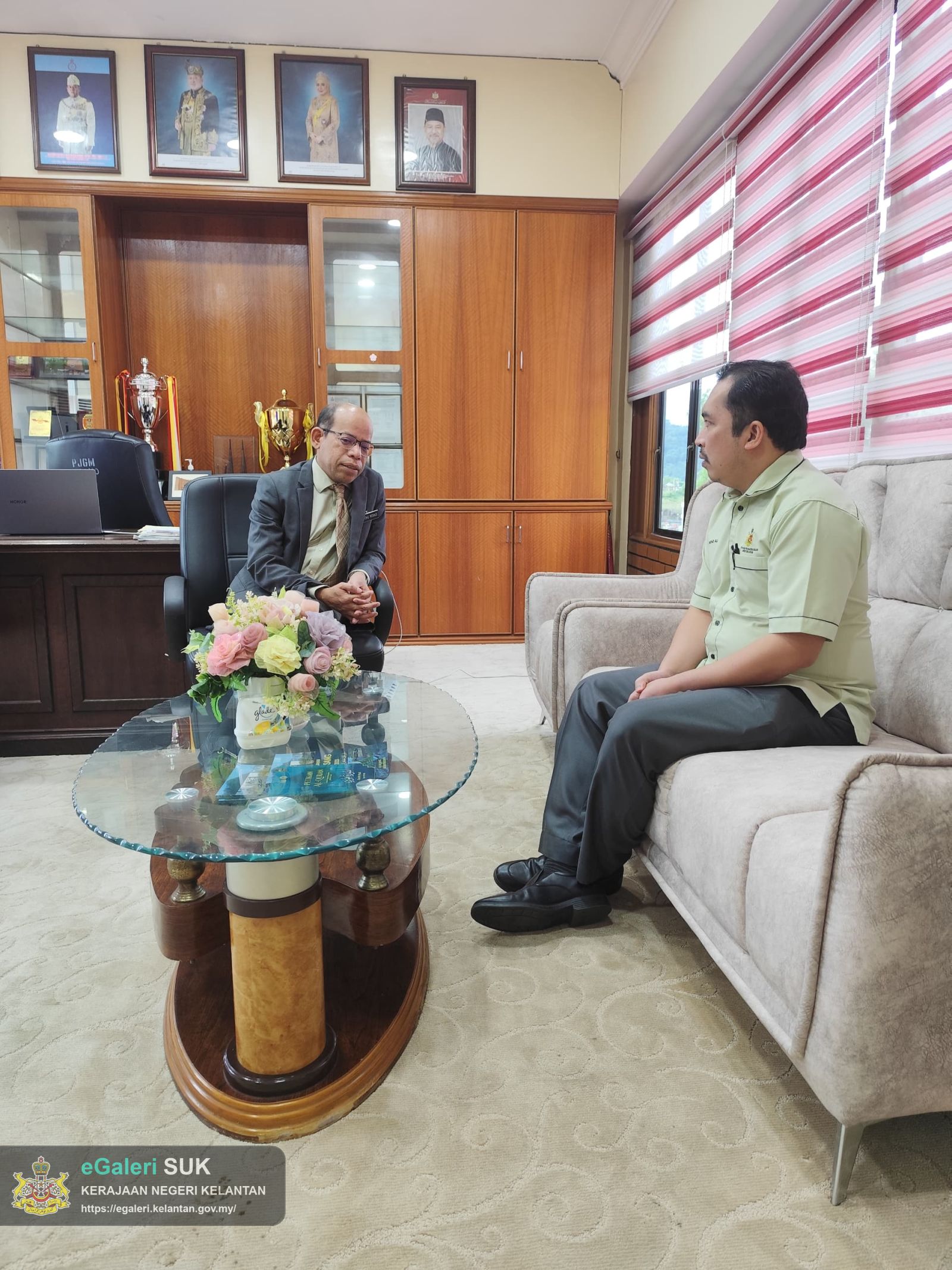 kunjung-hormat-kepada-ketua-jajahan-gua-musang-1.jpg