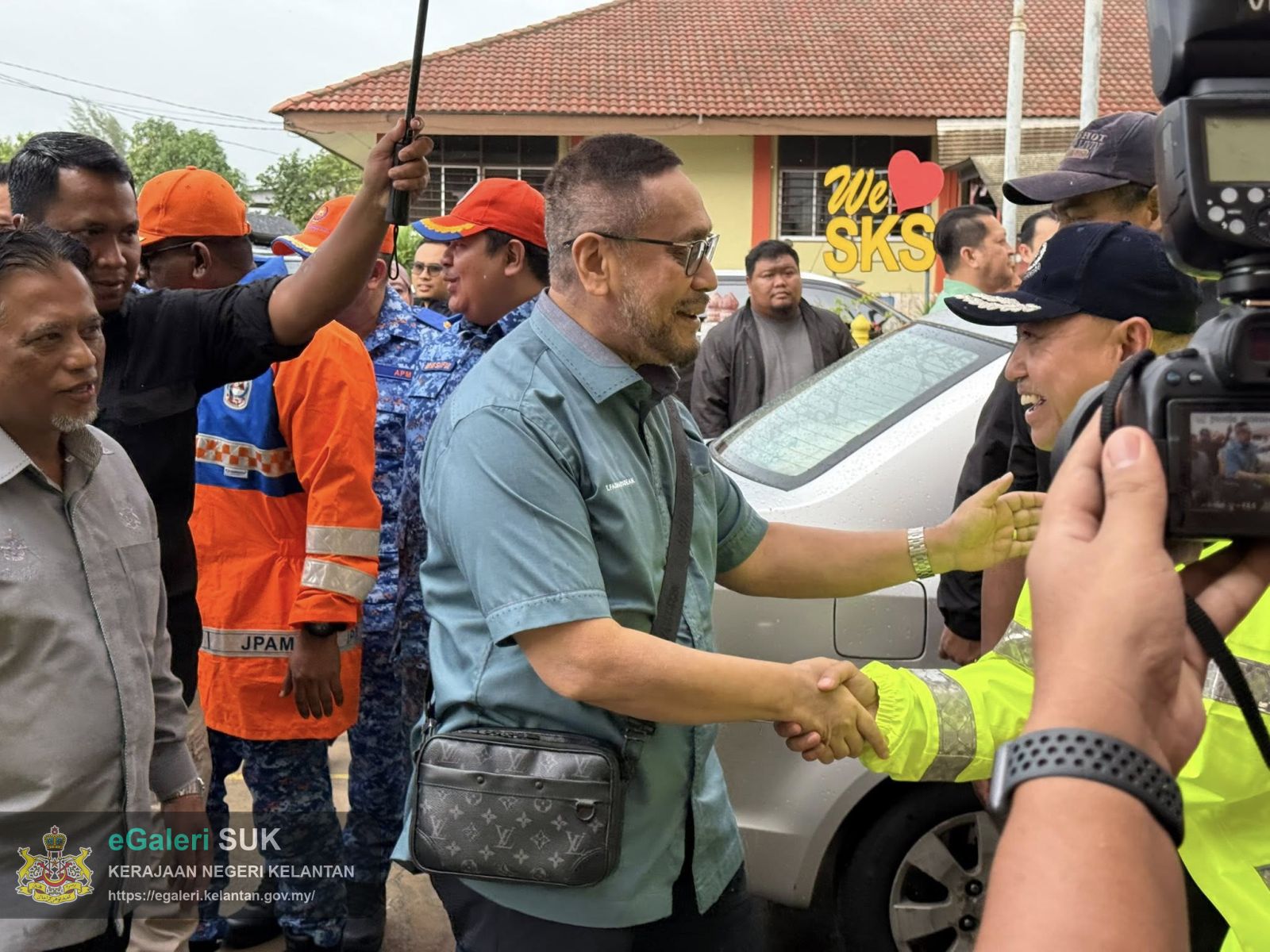 lawatan-ybm-tengku-kaya-perkasa,-dato'-suk-kelantan-ke-pusat-pemindahan-sabak-19.jpg
