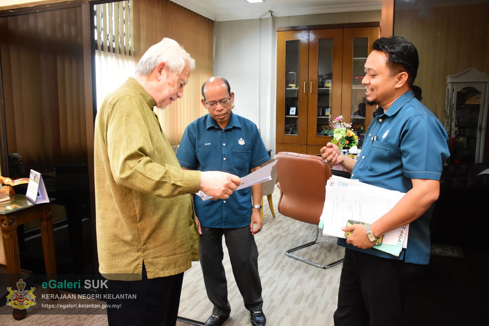 yb-exco-pelancongan-negeri-kelantan-datuk-kamarudin-md-nor-mengadakan-kunjungan-hormat-ke-atas-en-mohd-roshdi-bin-ismail--ketua-jajahan-pasir-puteh-6.JPG
