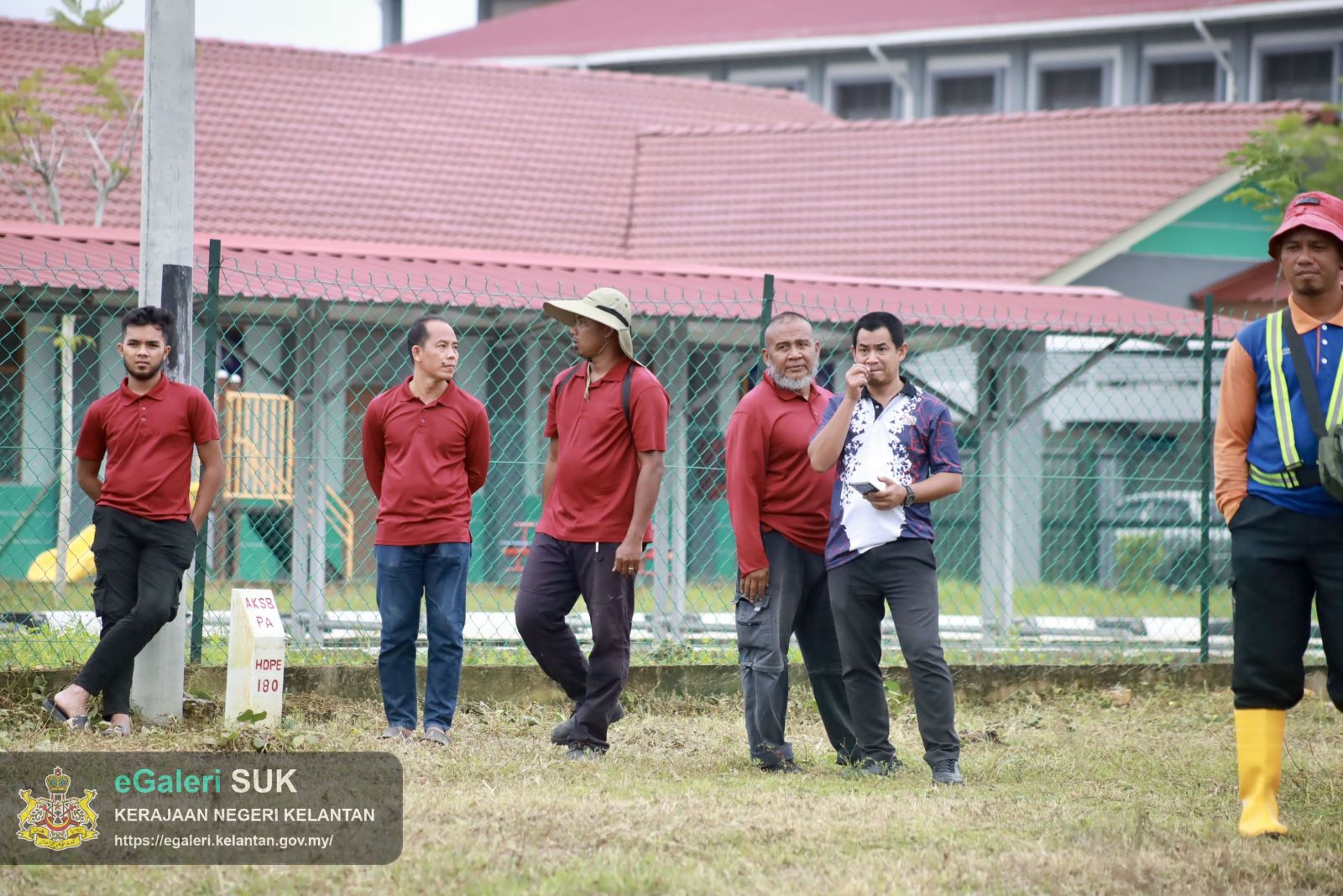 program-penebangan-pokok-usang-di-jalan-pasir-putehtok-bali-yang-melibatkan-pelbagai-agensi-1.JPG