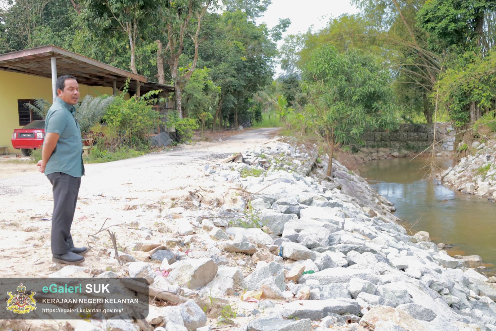 sesi-penyampaian-bantuan-wang-ihsan-bwi-kematian-monsun-timur-laut-mtl-20242025-jajahan-pasir-puteh-2.jpeg