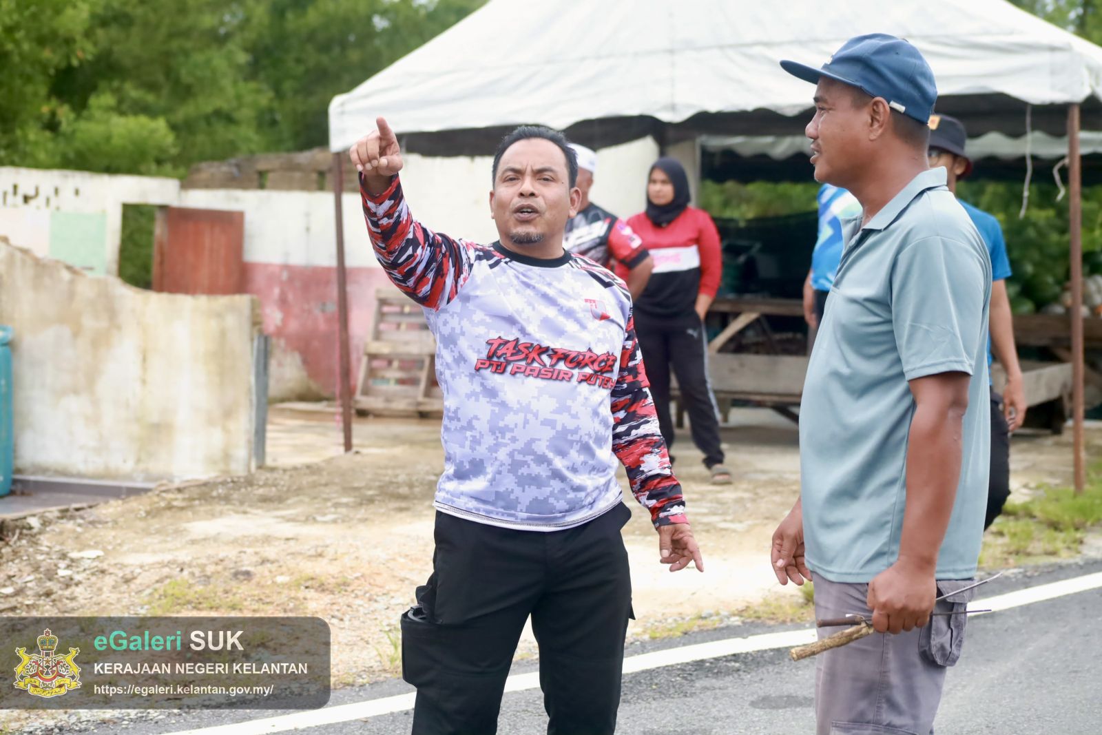 program-penebangan-pokok-usang-di-jalan-pasir-putehtok-bali-yang-melibatkan-pelbagai-agensi-4.JPG