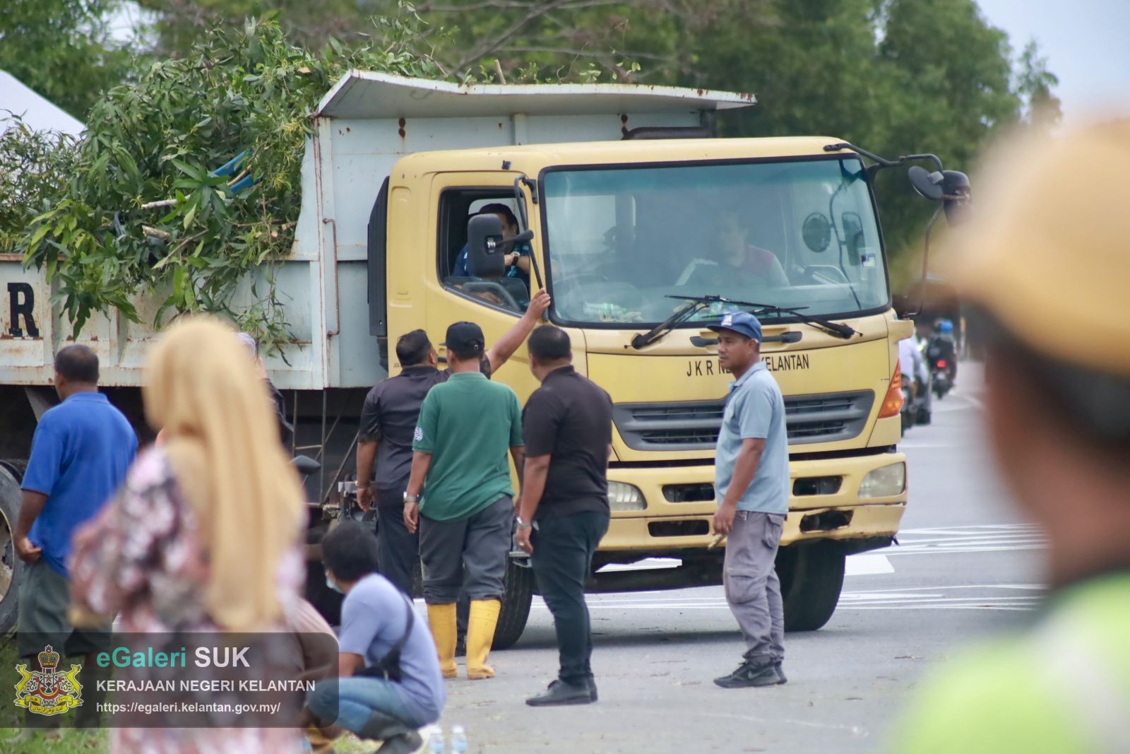 program-penebangan-pokok-usang-di-jalan-pasir-putehtok-bali-yang-melibatkan-pelbagai-agensi-12.JPG
