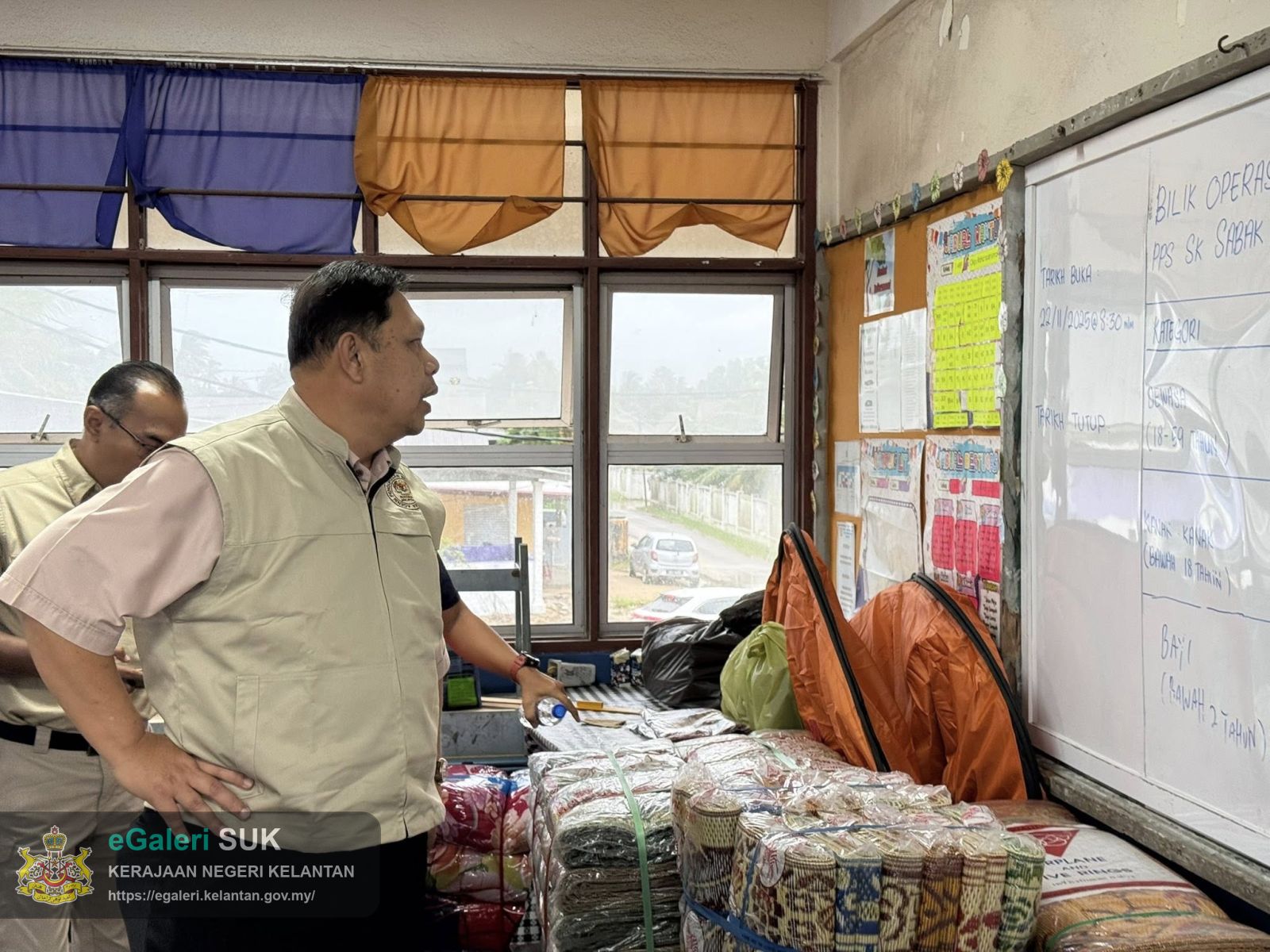 lawatan-kp-nadma-ke-pusat-pemindahan-sementara-sk-sabak-20.jpg