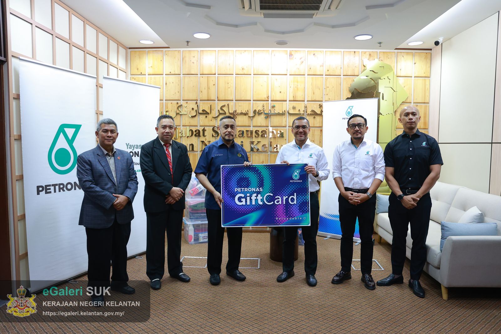 kunjungan-hormat-petronas-pantai-timur-ke-pejabat-suk-1.jpeg