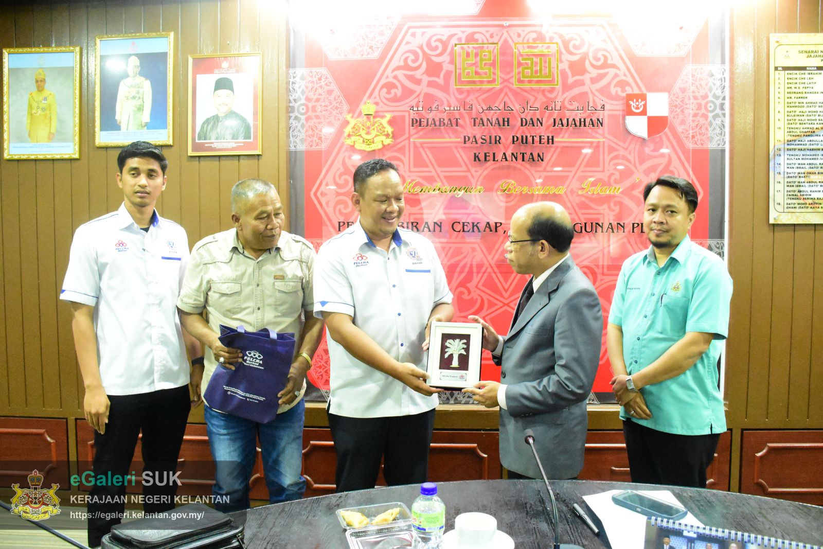 kunjungan-hormat-felcra-berhad-negeri-kelantan-kepada-tuan-ketua-jajahan-pasir-puteh-12.JPG