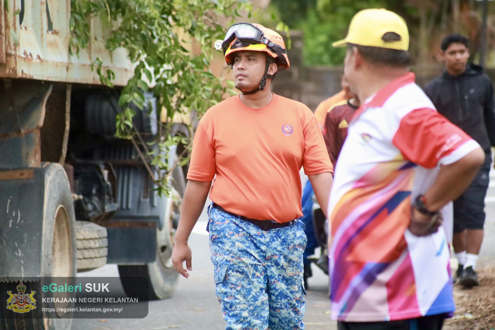 program-penebangan-pokok-usang-di-jalan-pasir-putehtok-bali-yang-melibatkan-pelbagai-agensi-22.JPG