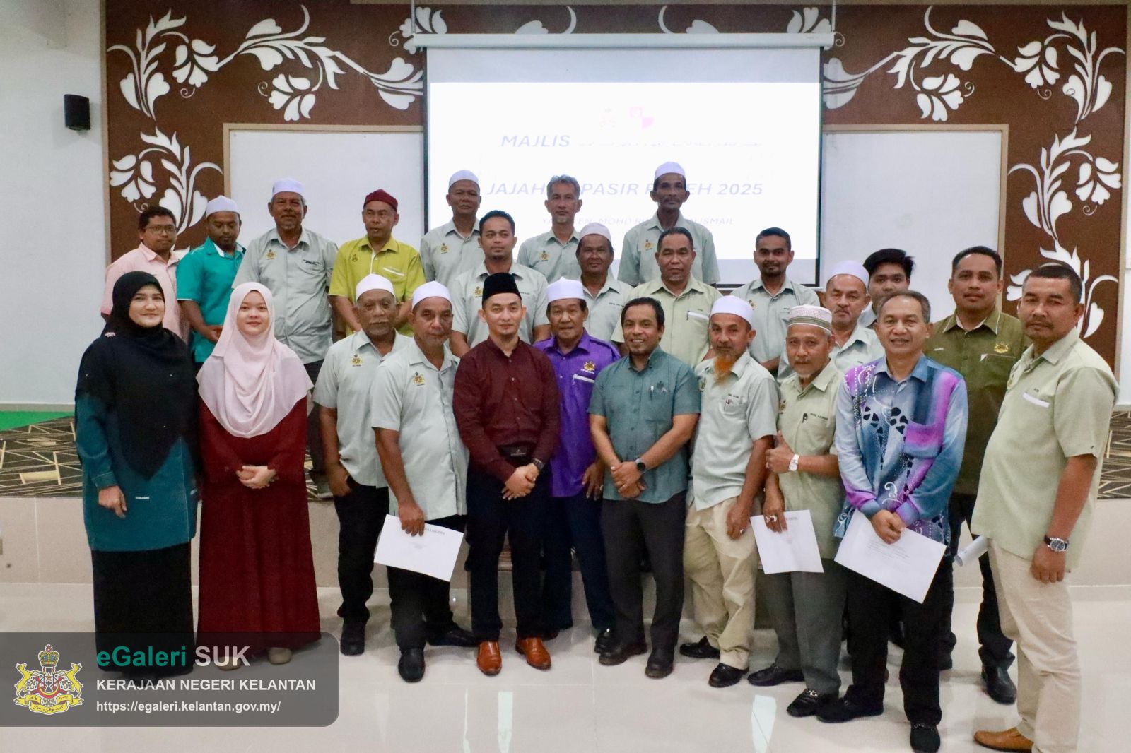 majlis-watikah-pelantikan-penghulu-jajahan-pasir-puteh-2025-yang-disampaikan-oleh-yabrs-en-mohd-roshdi-bin-ismail-tuan-ketua-jajahan-pasir-puteh-33.jpeg