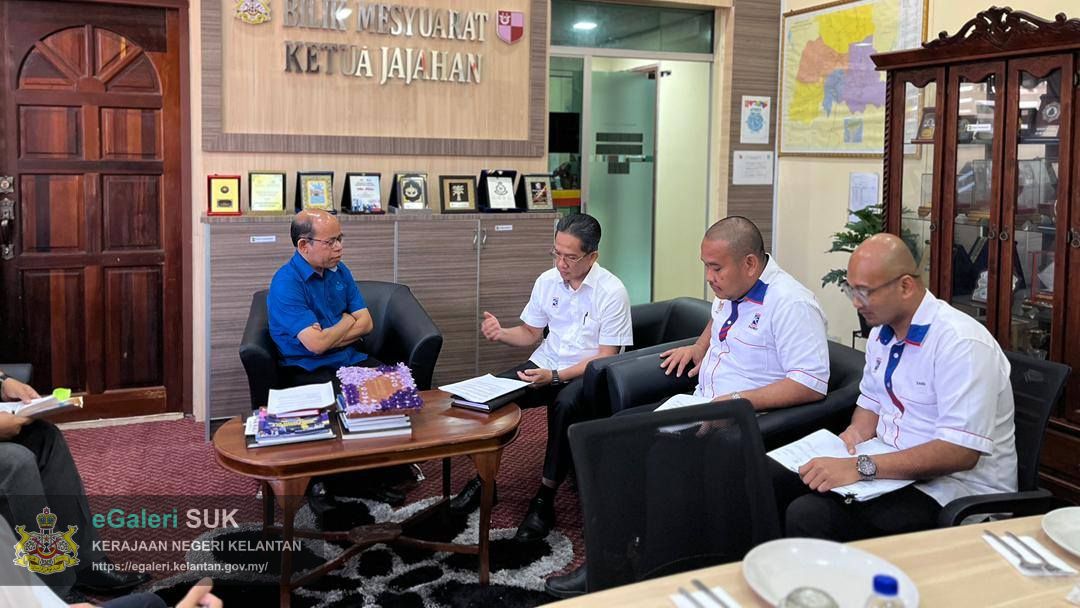 kunjungan-hormat-dari-ybrs-pengurus-besar-kesedar-ke-atas-yabrs-ketua-jajahan-gua-musang-5.jpg