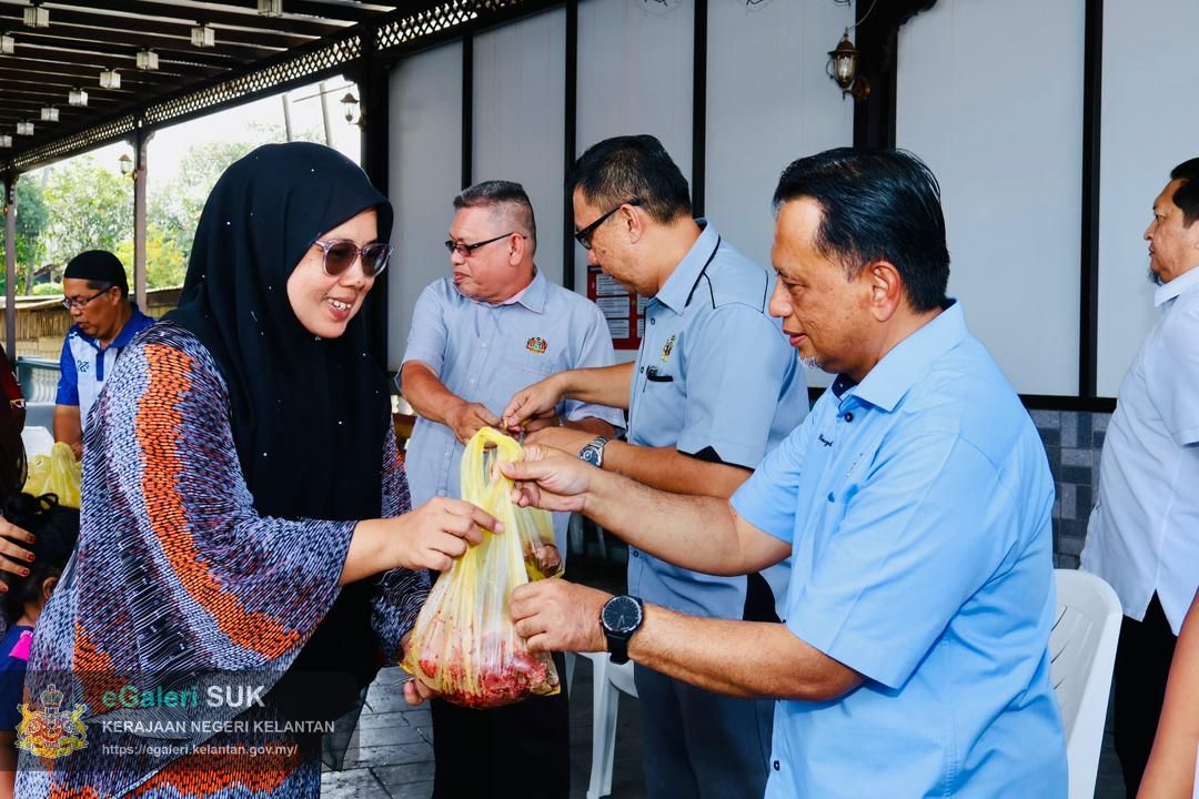 agihan-daging-lembu-kurniaan-kdymm-sultan-muhammad-v-bagi-jajahan-kota-bharu-11.jpg
