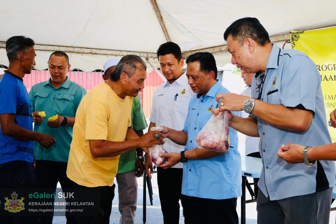 agihan-daging-lembu-kurniaan-kdymm-sultan-muhammad-v-bagi-jajahan-kota-bharu-16.jpg