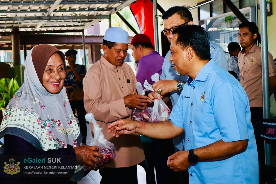 agihan-daging-lembu-kurniaan-kdymm-sultan-muhammad-v-bagi-jajahan-kota-bharu-2.jpg