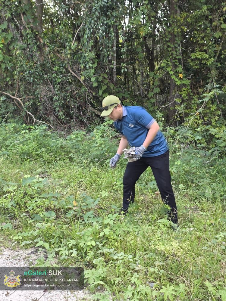 program-gotong-royong-oleh-bahagian-pembangunan-pejabat-tanah-jajahan-gua-musang-di-taman-rekreasi-hutan-dalam-bandar-bukit-chupak,-gua-musang-13.jpg