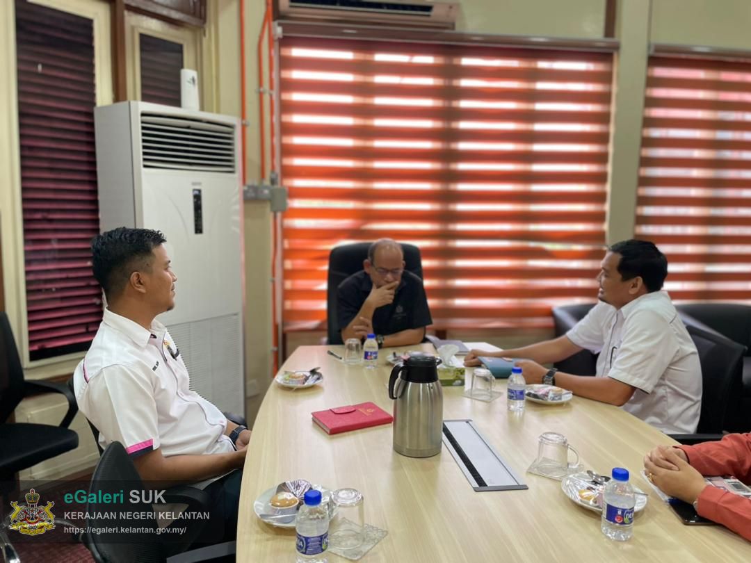 sesi-kunjung-hormat-pegawai-pembangunan-zon-gua-musang-dan-lojing,-unit-penyelarasan-pelaksanaan-(icu)-jabatan-perdana-menteri,-negeri-kelantan-ke-atas-yabrs-ketua-jajahan-gua-musang-1.jpg