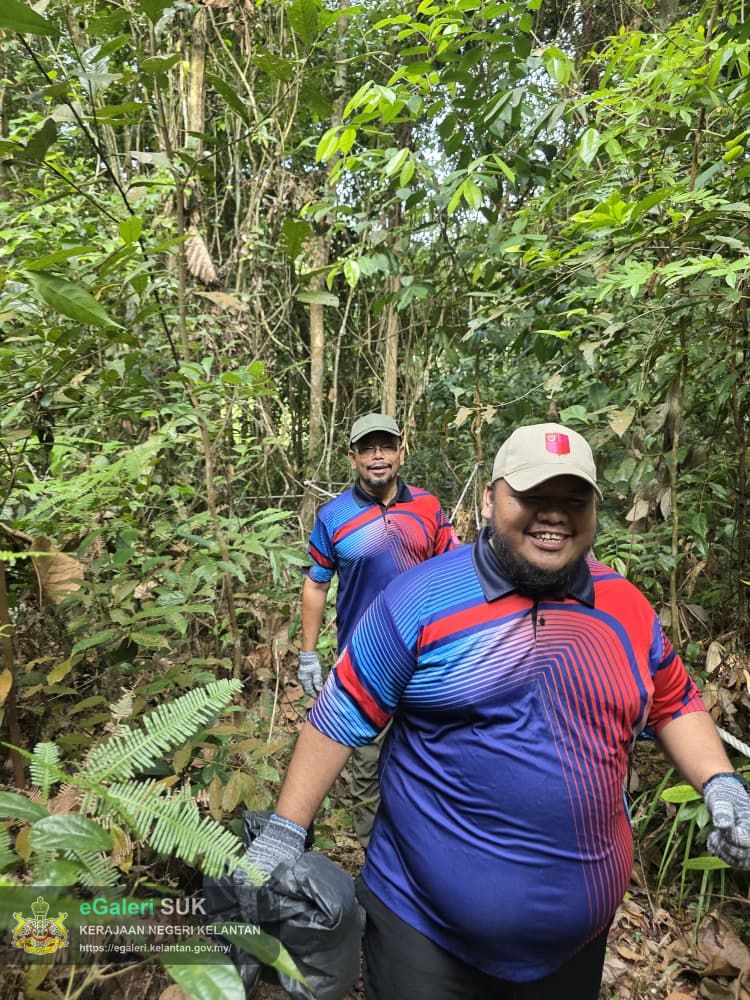 program-gotong-royong-oleh-bahagian-pembangunan-pejabat-tanah-jajahan-gua-musang-di-taman-rekreasi-hutan-dalam-bandar-bukit-chupak,-gua-musang-7.jpg
