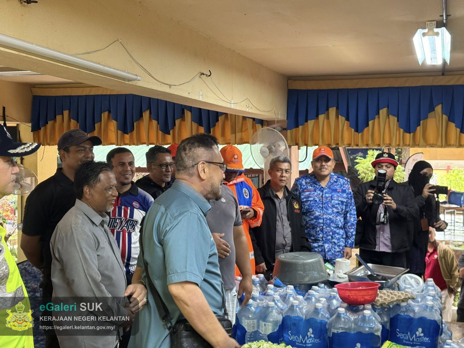 lawatan-ybm-tengku-kaya-perkasa,-dato'-suk-kelantan-ke-pusat-pemindahan-sabak-18.jpg