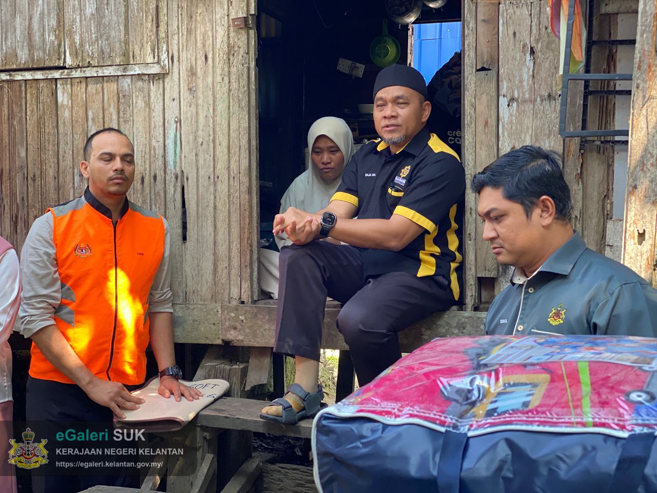 sumbangan-amal-bersama-yayasan-raja-shamri-3.jpg