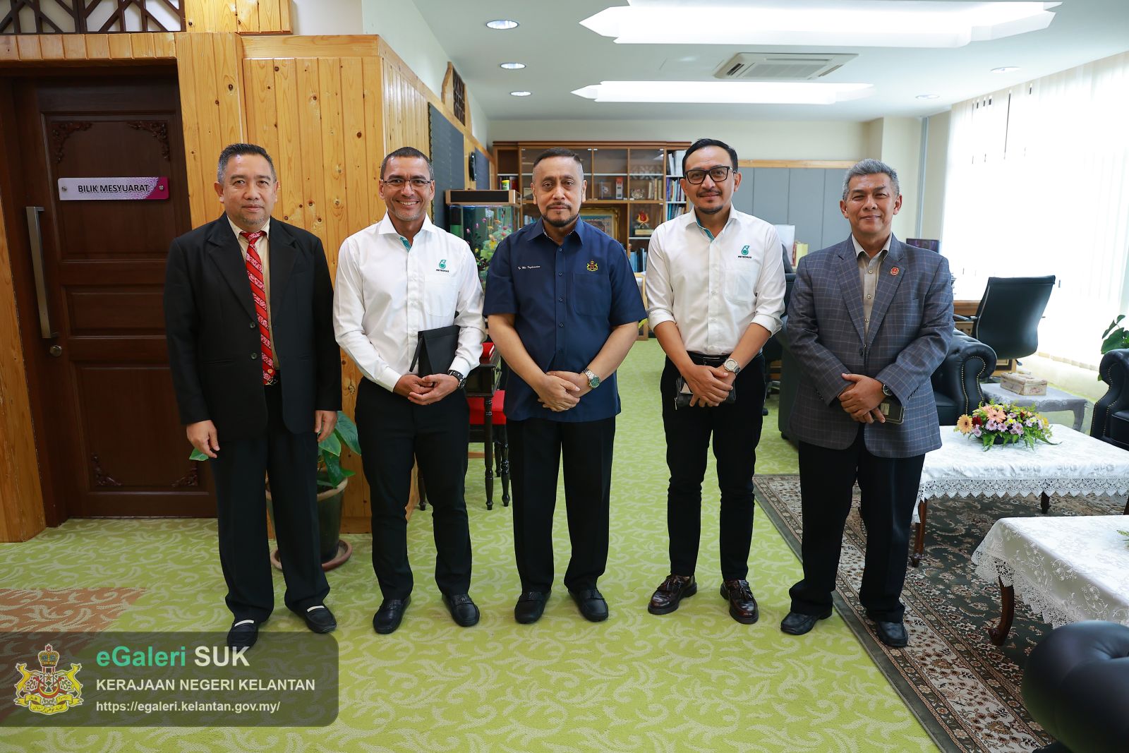 kunjungan-hormat-petronas-pantai-timur-ke-pejabat-suk-6.jpeg