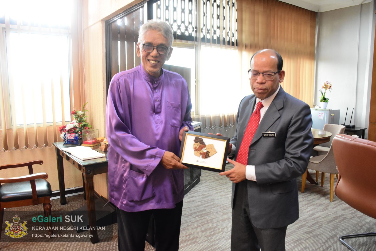 kunjungan-hormat-ke-pejabat-ketua-jajahan-pasir-puteh-oleh-setiausaha-politik-kepada-yb-dato-seri-menteri-ekonomi-6.JPG