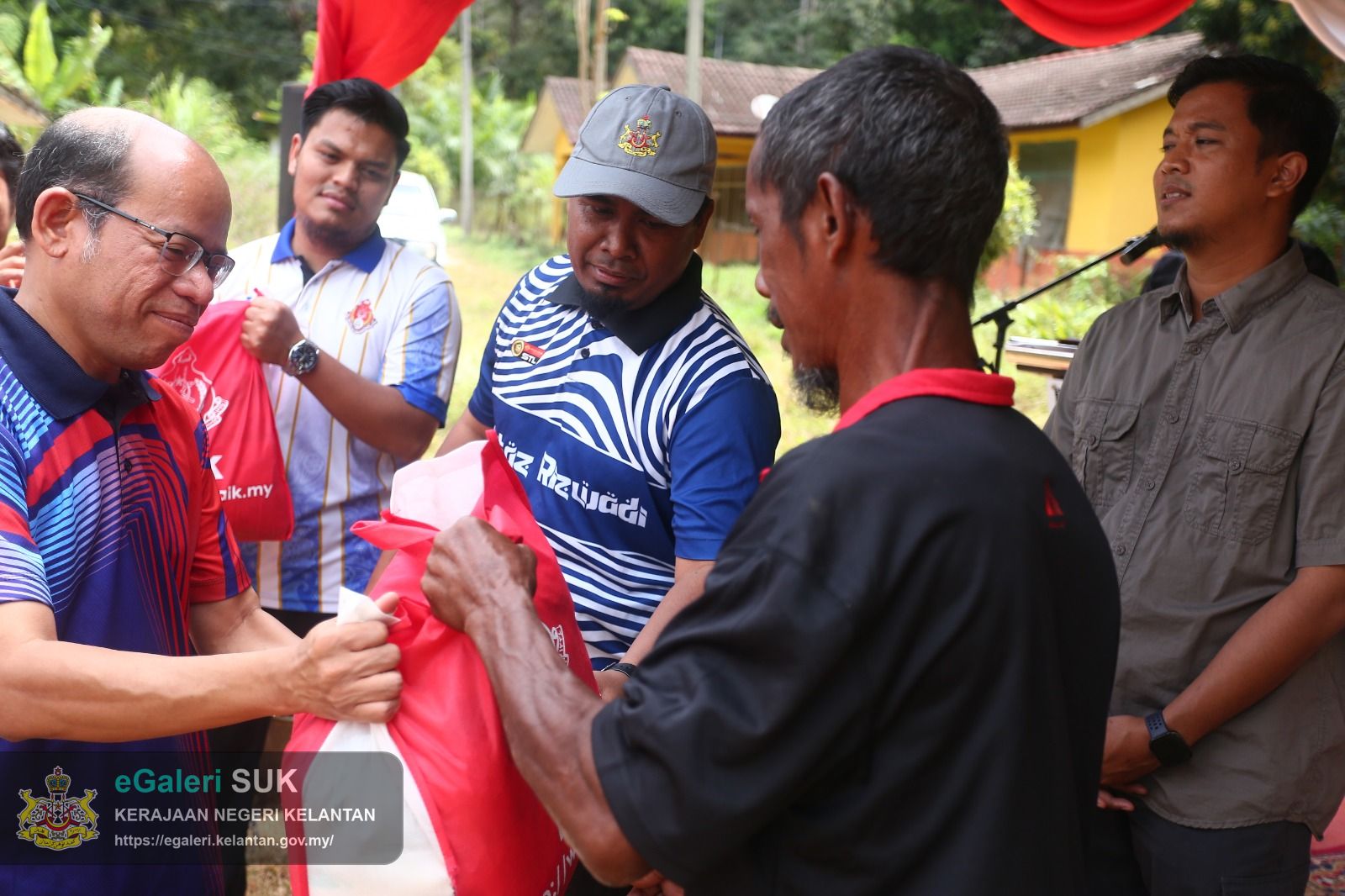 majlis-santuni-kasih-bersama-masyarakat-orang-asli-pos-tohoi-gua-musang-15.jpeg