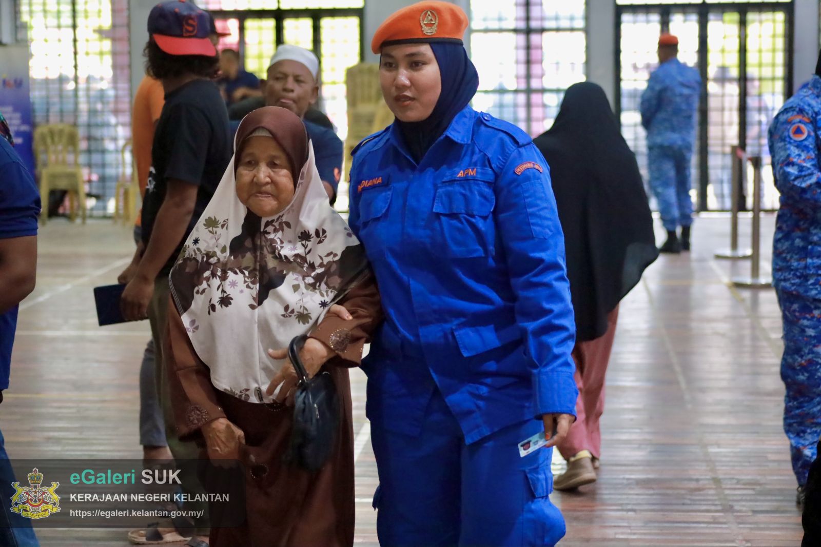 program-agihan-bantuan-wang-ihsan-bwi-kepada-kir-yang-berpindah-ke-pps-disebabkan-bencana-banjir-timur-lautmtl-bagi-jajahan-pasir-putehmachang-dan-bachok-14.JPG