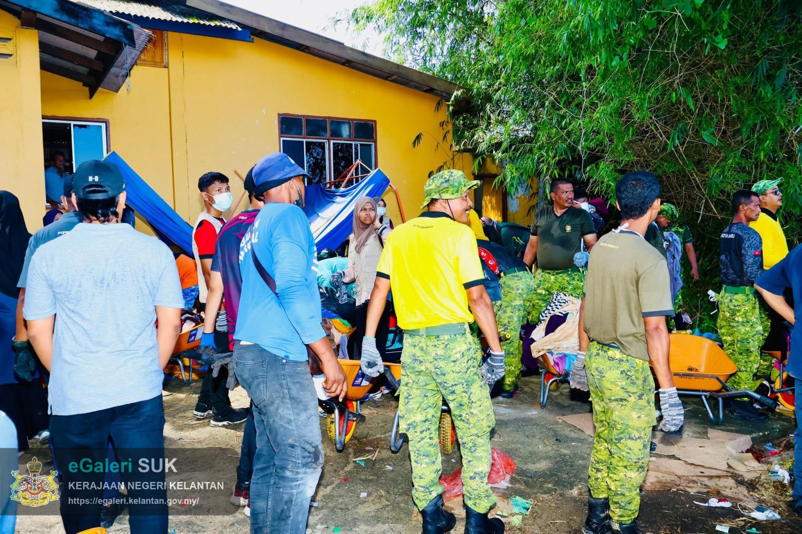 gotong-royong-pembersihan-dan-pemulihan-pasca-kebakaran-di-kampung-gok-kapor-kota-bharu-14.jpg
