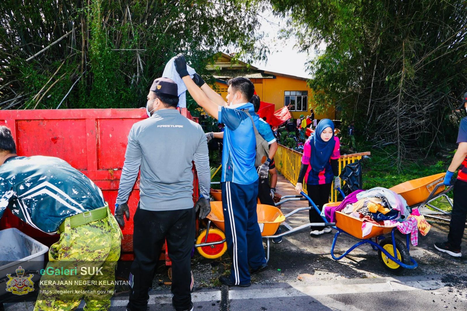 gotong-royong-pembersihan-dan-pemulihan-pasca-kebakaran-di-kampung-gok-kapor-kota-bharu-16.jpg