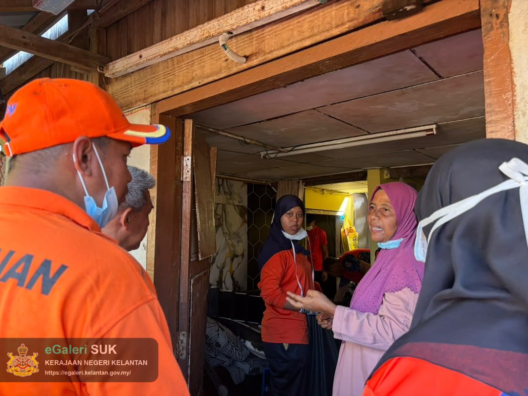 gotong-royong-pembersihan-sisa-bencana-kebakaran-di-kampung-gok-kapur-kota-bharu-kelantan-12.jpeg