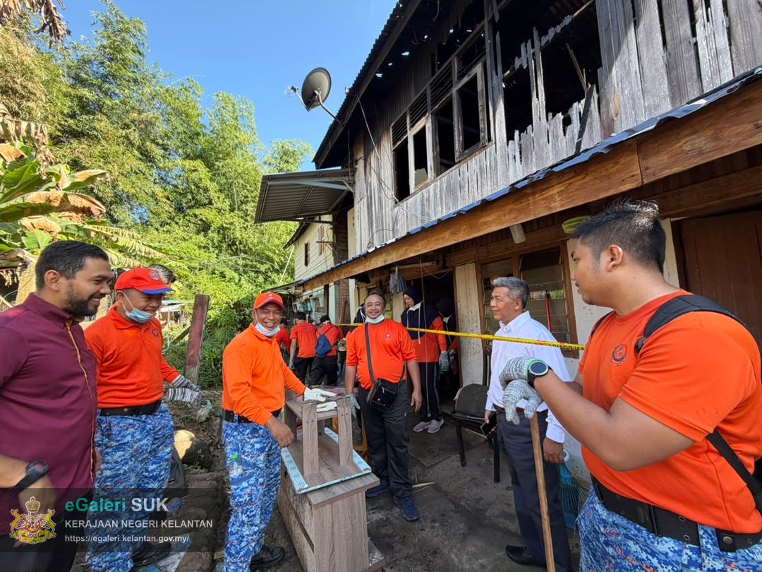 gotong-royong-pembersihan-sisa-bencana-kebakaran-di-kampung-gok-kapur-kota-bharu-kelantan-14.jpeg