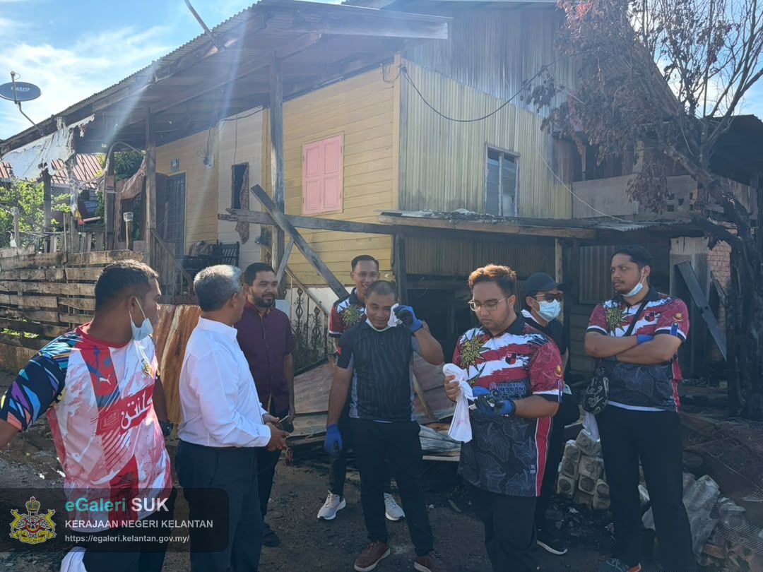gotong-royong-pembersihan-sisa-bencana-kebakaran-di-kampung-gok-kapur-kota-bharu-kelantan-18.jpeg